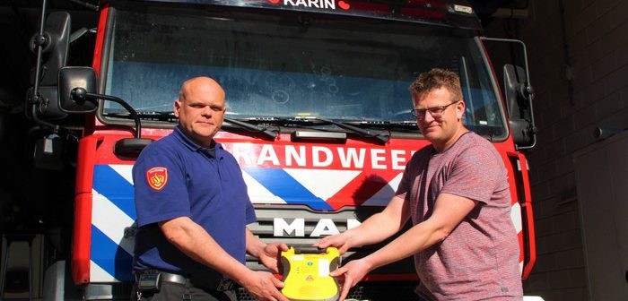 brandweer Tjalleberd schenkt AED